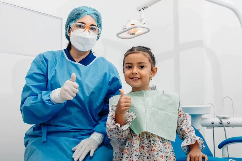 Niño sonriente durante una consulta de odontopediatría en Endodental.