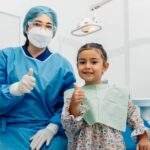 Niño sonriente durante una consulta de odontopediatría en Endodental.