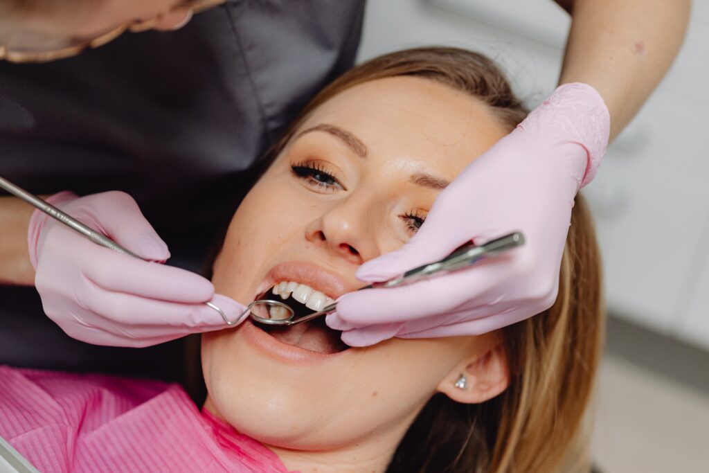 Visita al dentista una persona sonriendo con una sonrisa saludable