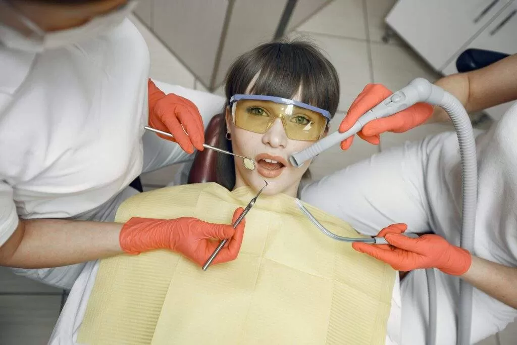 Muela del juicio extracción por un profesional dental