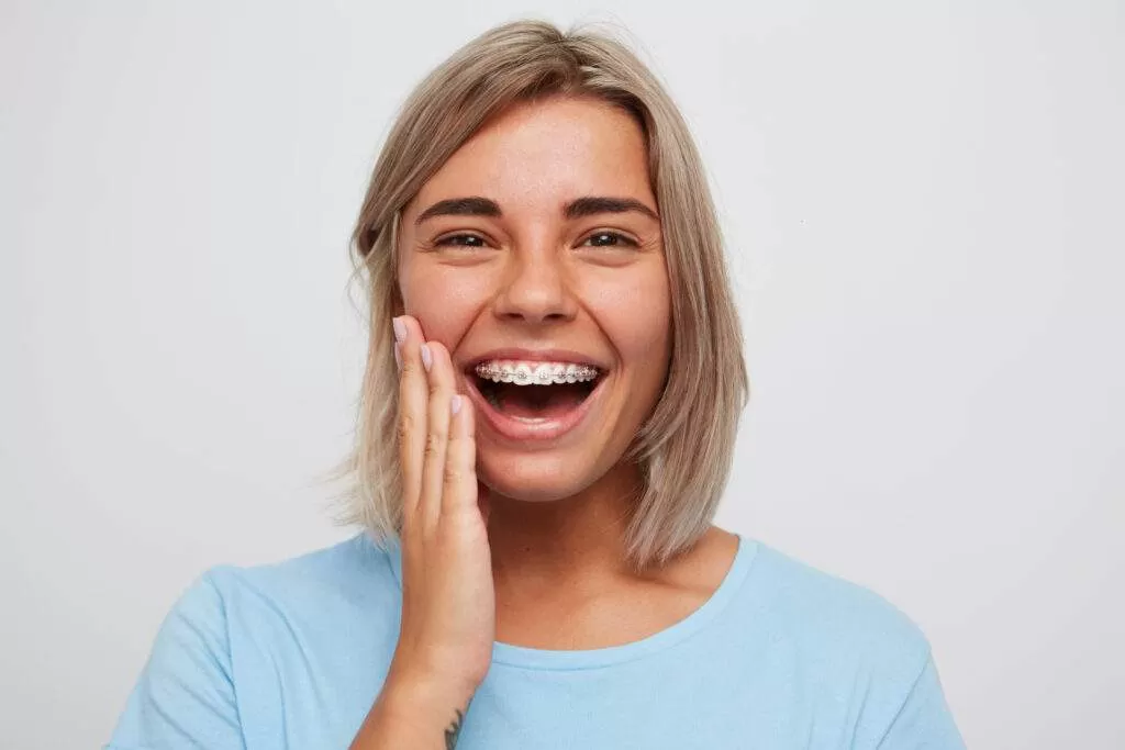 Sonrisa antes y después de un tratamiento de ortodoncia en Endodental.